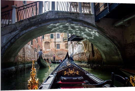 Dibond - Traditionele Italiaanse Gondel door de Wateren van Venetië - 120x80 cm Foto op Aluminium (Met Ophangsysteem)