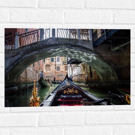 Muursticker - Traditionele Italiaanse Gondel door de Wateren van Venetië - 60x40 cm Foto op Muursticker