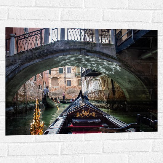 Muursticker - Traditionele Italiaanse Gondel door de Wateren van Venetië - 80x60 cm Foto op Muursticker