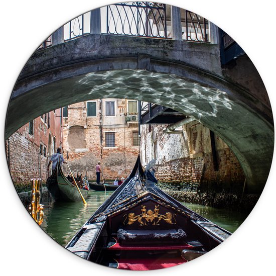 Dibond Muurcirkel - Traditionele Italiaanse Gondel door de Wateren van Venetië - 70x70 cm Foto op Aluminium Muurcirkel (met ophangsysteem)