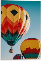 Dibond - Man in Mandje onder Kleurrijke Luchtballon omringd door Luchtballonnen - 40x60 cm Foto op Aluminium (Wanddecoratie van metaal)