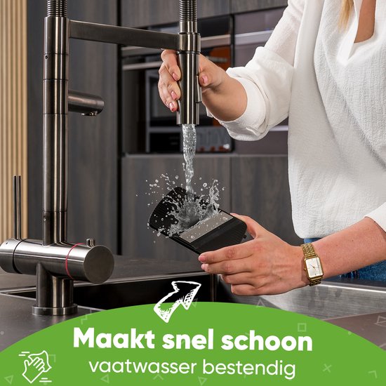 Een hand wast de mandoline-snijder onder de kraan. De tekst "Maakt snel schoon, vaatwasserbestendig" staat eronder.