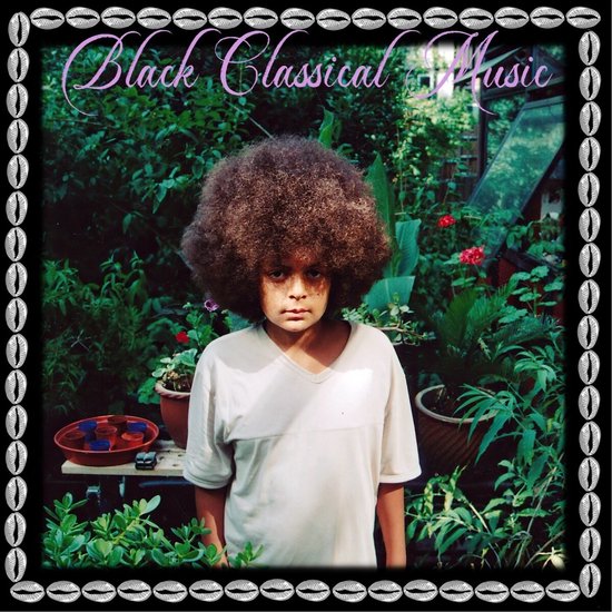 Jong persoon met een grote, bruine afro, staand in een tuin met veel groen en potten met planten. De tekst 'Black Classical Music' staat bovenaan.