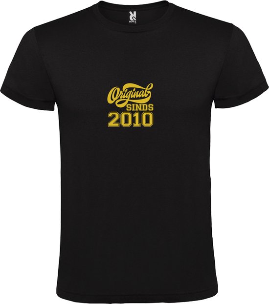 Zwart T-Shirt met “Original Sinds 2010 “ Afbeelding Goud Size M