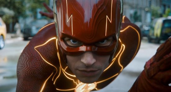 Close-up van een man met een rood masker, in een rood supersuit met gouden bliksemschichten.