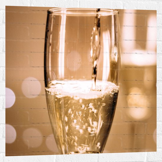 Muursticker - Champagne - Drank - Glas - Inschenken - Drinken - Bubbels - 80x80 cm Foto op Muursticker