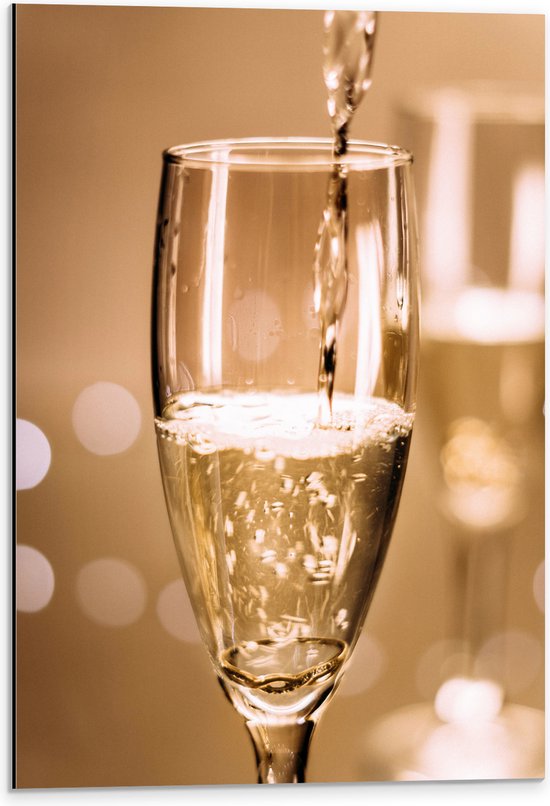 Dibond - Champagne - Drank - Glas - Inschenken - Drinken - Bubbels - 40x60 cm Foto op Aluminium (Wanddecoratie van metaal)