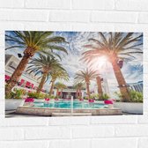 Muursticker - Zwembad - Bomen - Palmbomen - Bedjes - Roze - Hotel - Gebouw - Zon - Tropisch - 75x50 cm Foto op Muursticker