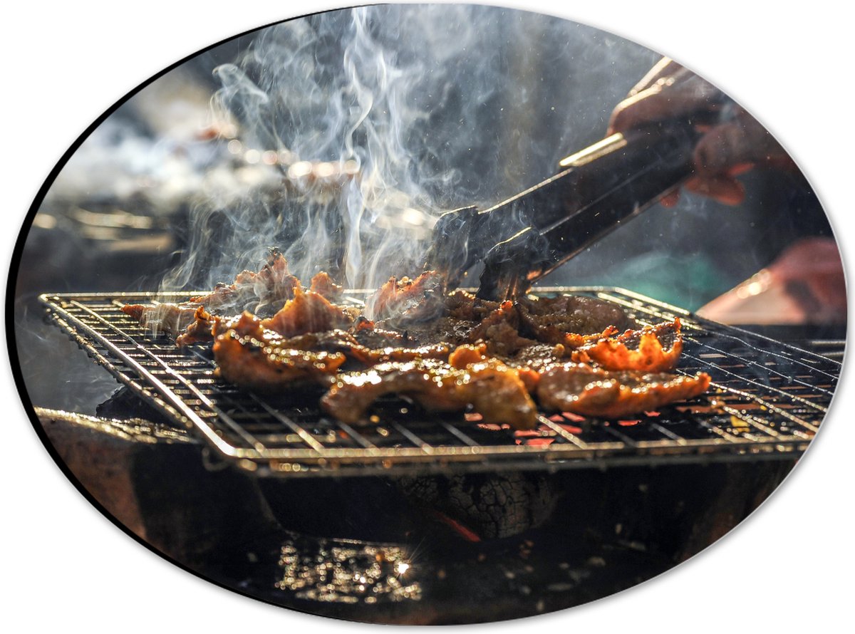 Dibond Ovaal - Barbecue - Kool - Rook - Tang - Vlees - Bakken - Eten - Buiten - 28x21 cm F