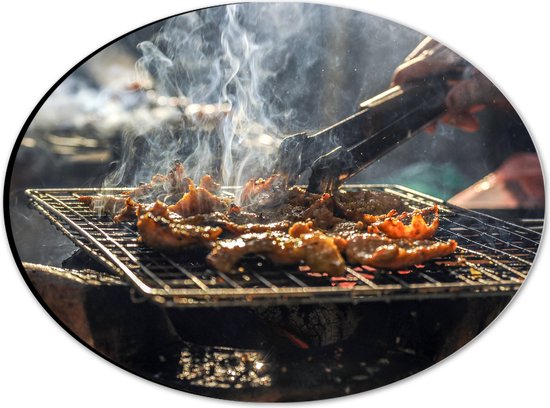 Dibond Ovaal - Barbecue - Kool - Rook - Tang - Vlees - Bakken - Eten - Buiten - 28x21 cm Foto op Ovaal (Met Ophangsysteem)
