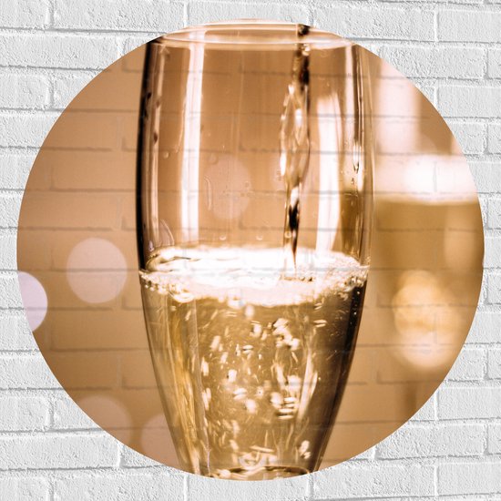 Muursticker Cirkel - Champagne - Drank - Glas - Inschenken - Drinken - Bubbels - 90x90 cm Foto op Muursticker
