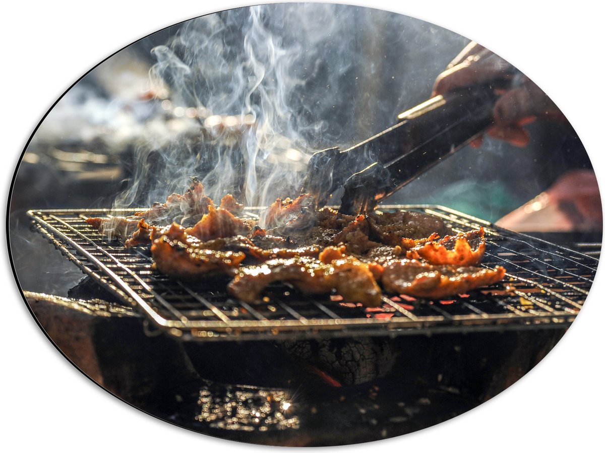 Dibond Ovaal - Barbecue - Kool - Rook - Tang - Vlees - Bakken - Eten - Buiten - 56x42 cm F