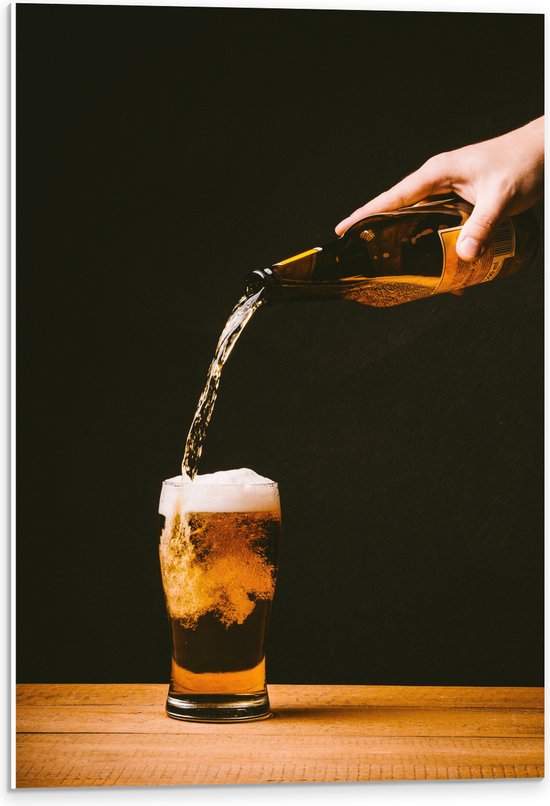 PVC Schuimplaat- Bier - Bierglas - Drank - Drinken - Schenken - Hand - Bierflesje - 40x60 cm Foto op PVC Schuimplaat