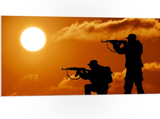 PVC Schuimplaat- Silhouet van Twee Soldaten op Berg bij de Felle Zon - 100x50 cm Foto op PVC Schuimplaat