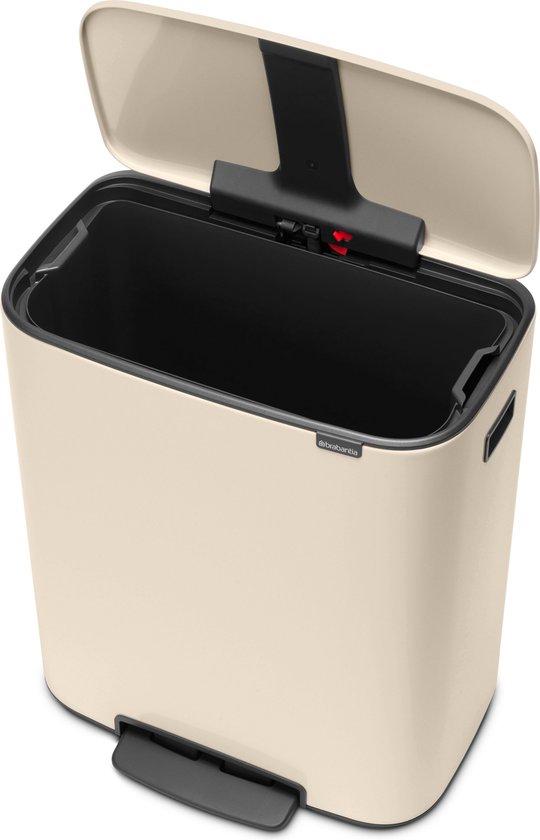 Poubelle Brabantia Bo crème avec couvercle ouvert et seau intérieur noir, vue en plongée.