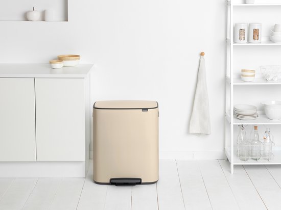 Poubelle Brabantia Bo crème de 60 litres dans une cuisine minimaliste.