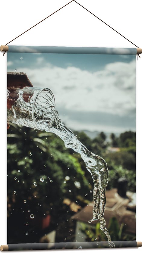 Textielposter - Hand - Glas - Water - Druppels - Bomen - 60x90 cm Foto op Textiel