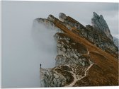 Acrylglas - Persoon - Bergen - Bergtop - Mist - Wolken - Bruin - 80x60 cm Foto op Acrylglas (Met Ophangsysteem)