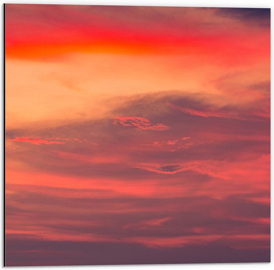 Dibond - Rode Gloed over de Wolken in de Lucht - 50x50 cm Foto op Aluminium (Wanddecoratie van metaal)