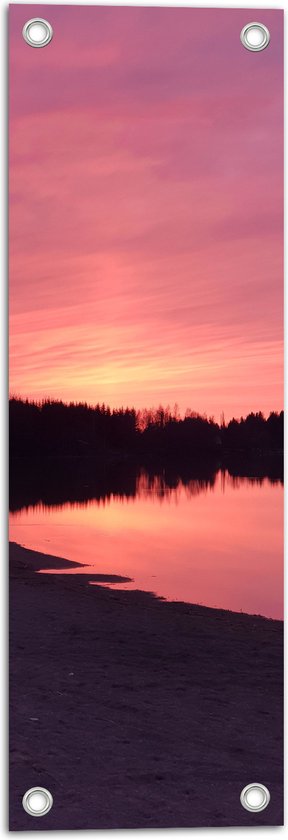 Tuinposter – Landschap - Strandje - Meer - Bomen - Bossen - Zand - Water - Roze - 20x60 cm Foto op Tuinposter (wanddecoratie voor buiten en binnen)