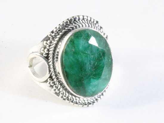 Bewerkte zilveren ring met smaragd - maat 18.5