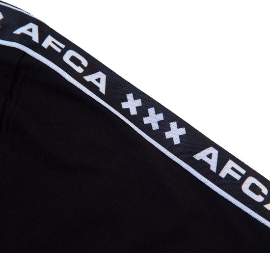 Detail van het zwarte T-shirt met 'AFCA XXX AFCA' logo op de schouderband.