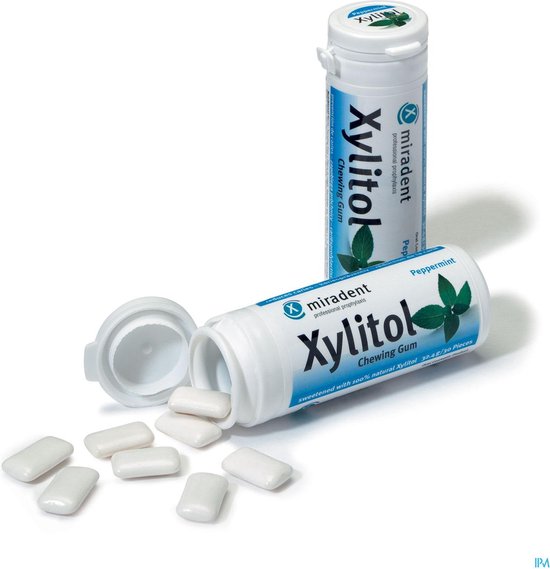 Witte Miradent Xylitol kauwgom met pepermunt smaak. Twee potjes, één open met stukken eruit.