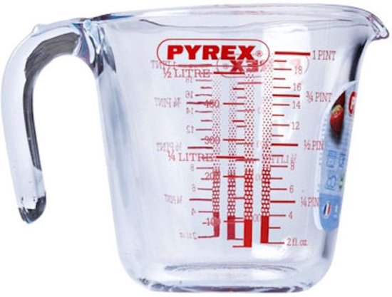Glazen Pyrex maatbeker van 0,5 liter met rode maataanduidingen.