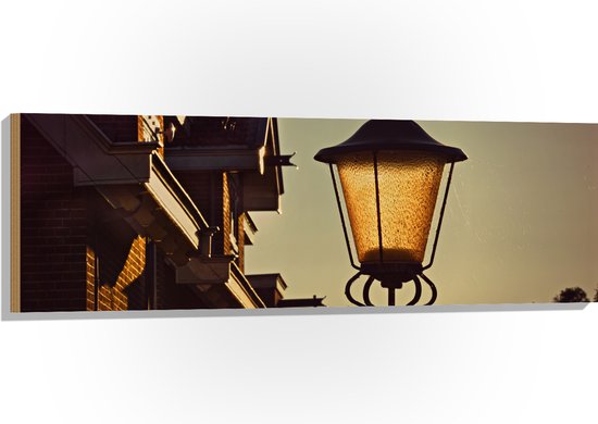 Hout - Huis - Lantaarnpaal - Licht - Geel - 120x40 cm - 9 mm dik - Foto op Hout (Met Ophangsysteem)