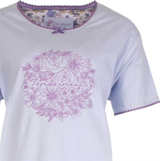 Lichtblauwe pyjamatop met ronde hals, paarse bloemenprint en paars kanten randje.