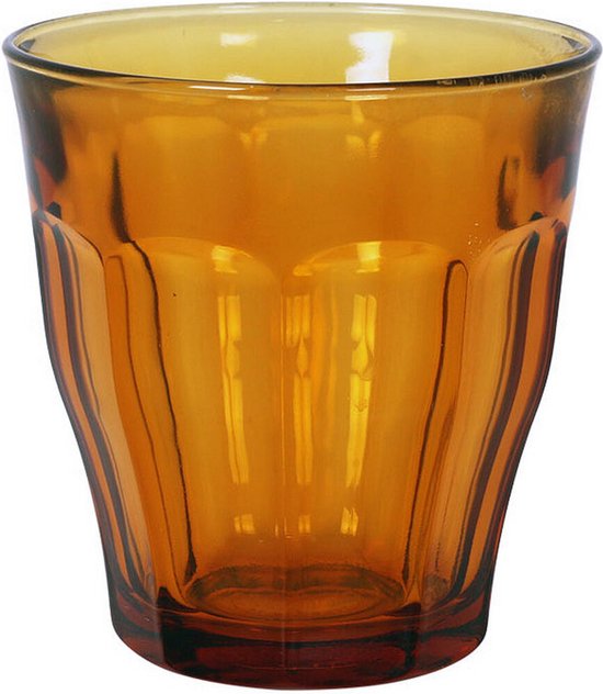 Verre Duralex Picardie ambre, texture côtelée verticale, sur fond blanc.