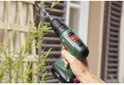 Hand met Bosch EasyDrill 18V-40 accuboormachine met boor.