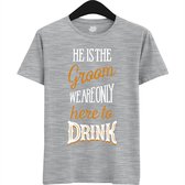 He Is The Groom | Vrijgezellenfeest Cadeau Man - Groom To Be Bachelor Party - Grappig Bruiloft En Bruidegom Bier Shirt - T-Shirt - Unisex - Heather Grey - Maat 4XL