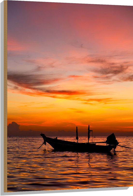 Hout - Silhouet van Vissersboot Dobberend op het Water bij Zonsondergang - 70x105 cm - 9 mm dik - Foto op Hout (Met Ophangsysteem)