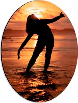 Dibond Ovaal - Silhouet van Vrouw in de Lage Zee - 30x40 cm Foto op Ovaal (Met Ophangsysteem)