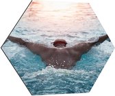 Dibond Hexagon - Sport Zwemmer in Actie in het Water - 70x60.9 cm Foto op Hexagon (Met Ophangsysteem)