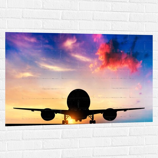 Muursticker - Silhouet van Vliegtuig op Startbaan bij Zonsopkomst - 105x70 cm Foto op Muursticker