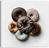 Dibond - Stapel Verschillende Smaken Donuts tegen Lichtgekleurde Achtergrond - 50x50 cm Foto op Aluminium (Met Ophangsysteem)