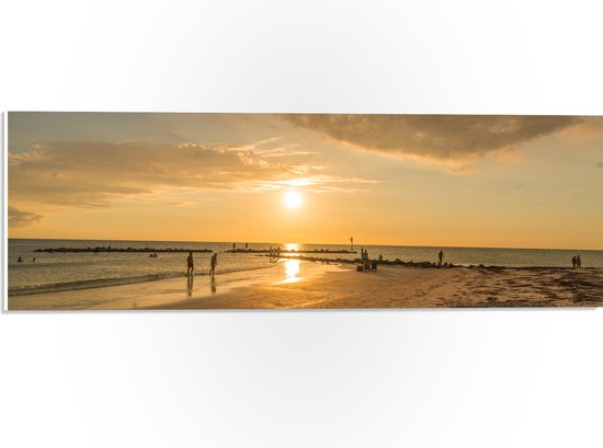 PVC Schuimplaat- Personen - Avondzon - Zee - Strand - Zand - Water - Wolken - 60x20 cm Foto op PVC Schuimplaat