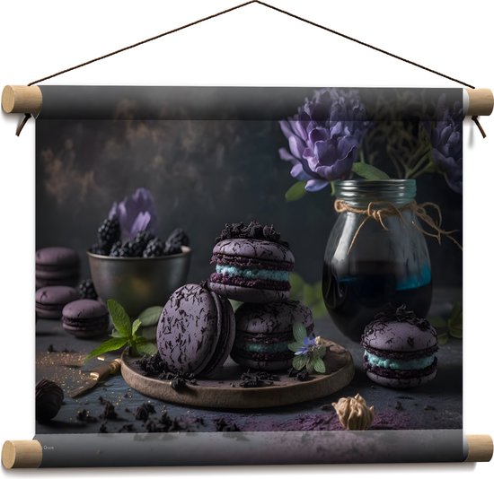 Textielposter - Tafereel van Paarse Macarons met Blauwe Vulling langs Vaas met Paarse Bloemen - 40x30 cm Foto op Textiel