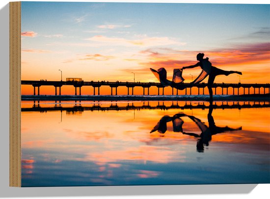 Hout - Persoon - Water - Dansen - Brug - Lucht - 40x30 cm - 9 mm dik - Foto op Hout (Met Ophangsysteem)