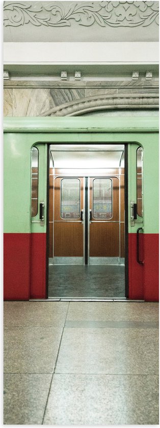 Poster Glanzend – Metro - Ondergronds - Voertuig - Groen - Rood - Stad - 20x60 cm Foto op Posterpapier met Glanzende Afwerking