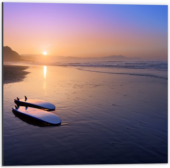 Dibond - Surfplanken liggend op het Strand langs de Zee - 50x50 cm Foto op Aluminium (Met Ophangsysteem)