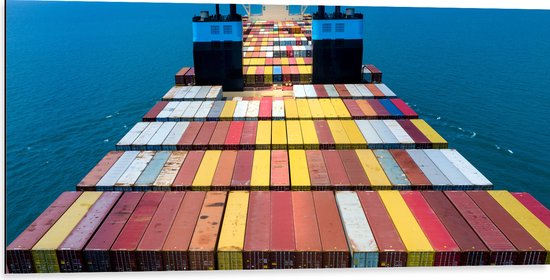 Dibond - Stapels Containers op Vrachtschip op het Water - 100x50 cm Foto op Aluminium (Wanddecoratie van metaal)