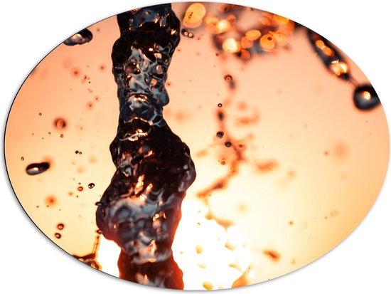 Dibond Ovaal - Spetters en Klotsend Water tegen Oranje Zonlicht - 96x72 cm Foto op Ovaal (Met Ophangsysteem)
