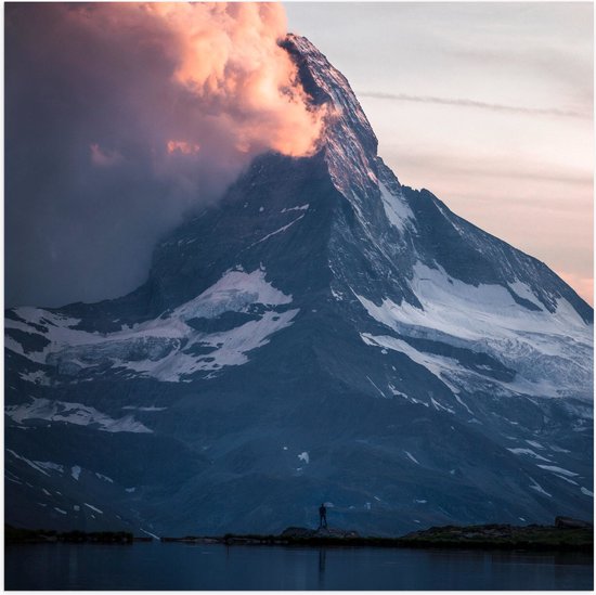 Poster Glanzend – Persoon - Berg - Vulkaan - Rook - Sneeuw - 50x50 cm Foto op Posterpapier met Glanzende Afwerking