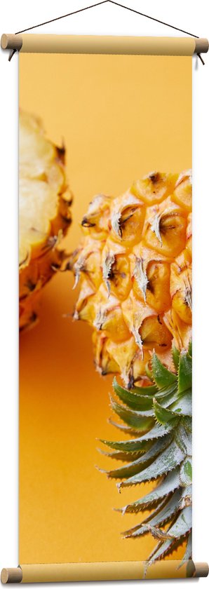 Textielposter - Ananas in Tweeën met Gele Achtergrond - 30x90 cm Foto op Textiel