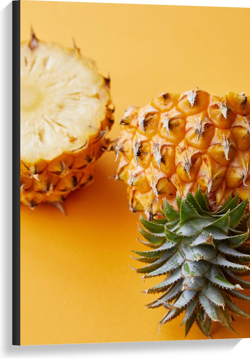 Canvas - Ananas in Tweeën met Gele Achtergrond - 60x90 cm Foto op Canvas Schilderij (Wanddecoratie op Canvas)