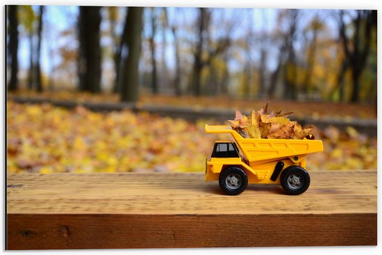 Dibond - Gele Mini Kiepwagen Gevuld met Herfstbladeren in het Bos - 60x40 cm Foto op Aluminium (Wanddecoratie van metaal)