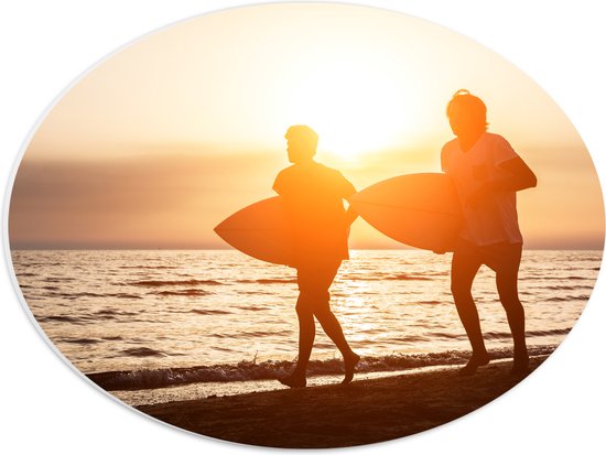 PVC Schuimplaat Ovaal - Duo met Surfplanken op het Strand tijdens de Ondergaande Zon - 40x30 cm Foto op Ovaal (Met Ophangsysteem)